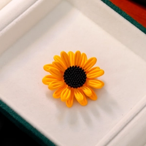 Exquise broche de tournesol dans une boîte cadeau, accessoire design haut de gamme