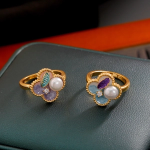 Emaille klavertje vier ringen in olieverfstijl met parels en kristallen, artistiek design