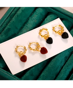 Détails de boucles d'oreilles cœur en émail rouge et noir avec anneaux dorés torsadés