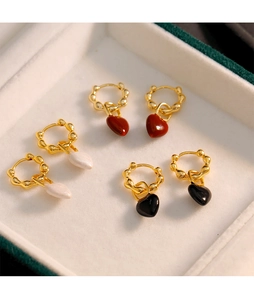Trois paires de boucles d'oreilles cœur vintage en émail rouge, blanc et noir
