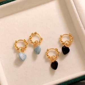 Pendants d'oreilles cœur vintage sur créoles dorées dans un écrin à bijoux blanc
