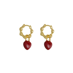 Boucles d'oreilles vintage cœur en émail rouge et anneaux dorés texturés