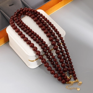 Collier à trois rangées de perles rouge foncé avec fermoir doré S925 sur boîte