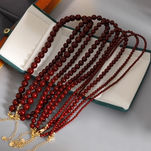 Collier de perles rouge Anchora avec fermoir doré S925 dans un coffret en velours vert