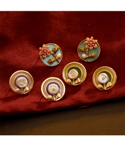 Macro de trois paires de boucles d'oreilles vintage en émail avec perles et fleurs