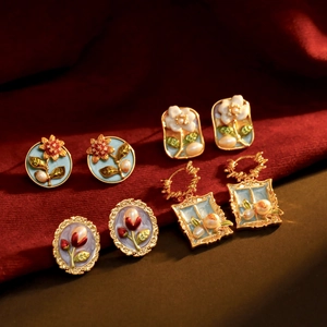 Lot de quatre boucles d'oreilles émaillées style peinture à l'huile avec perles