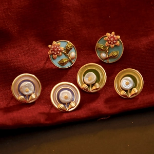 Boucles d'oreilles émaillées avec fleurs et perles serties dans un design doré vintage