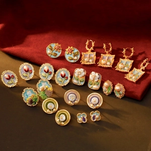 Boucles d'oreilles vintage en émail avec perles et motifs floraux dorés à l'or fin