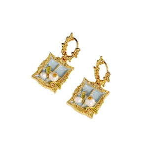 Boucles d'oreilles vintage en relief doré avec émail bleu et perle blanche