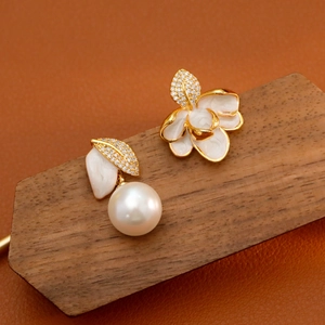 Boucles d'Oreilles Pendantes Asymétriques Fleur en Email et Künstliche Perle d'Imitation Avec Tige en Argent Sterling 925 Plaqué Or Zirconia Feuille Femme Bijoux