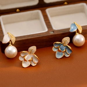 Boucles d'oreilles asymétriques fleur en émail et perle avec détails de feuilles