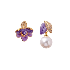 Boucles d'oreilles florales asymétriques en émail avec feuilles brillantes et perle blanche