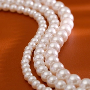 Collier de perles crème à trois couches avec tailles graduées sur fond en cuir élégant