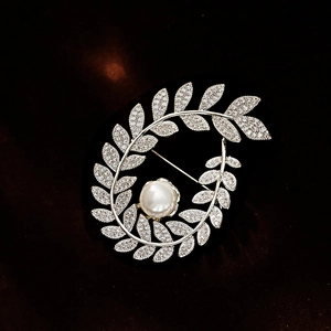 Sparkling leaf-shaped wheat ear brooch with large pearl and micro-pave crystals