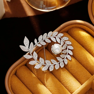 Silver wheat ear wreath brooch with central pearl and sparkling zircon in a velvet box