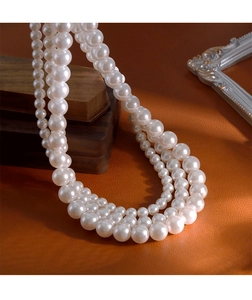 Détail du collier de perles vintage à trois rangs avec perles dégradées sur fond de cuir