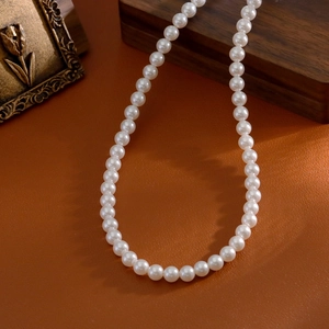 Élégant collier de perles blanches sur cuir vintage et base en bois, cadre doré