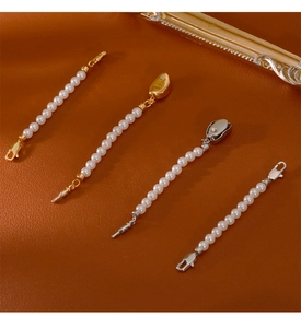 Détail des fermoirs mousquetons dorés et argentés avec connecteurs de perles élégants
