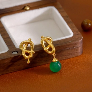 Boucles d'oreilles asymétriques en or vintage avec calcédoine verte et détails perlés