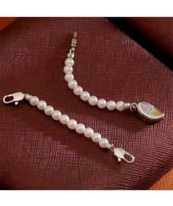 Détail du fermoir mousqueton argenté et connecteur de perles pour colliers DIY