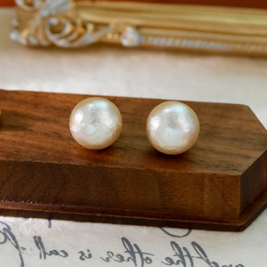 Boucles d'oreilles perles crème dorée surdimensionnées sur support en bois vintage
