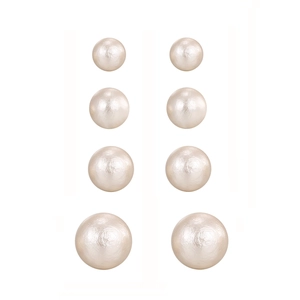 Ensemble de quatre paires de boucles d'oreilles perles blanc crème en tailles variées