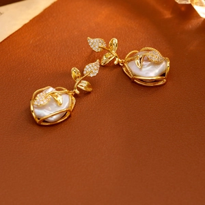 Pendientes de hoja dorada con perlas barrocas y circonitas brillantes de estilo vintage