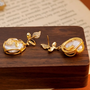 Pendientes de perlas barrocas vintage con diseño de hojas doradas y circonitas