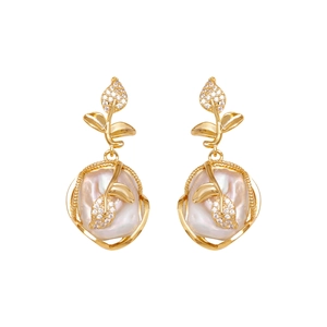Pendientes de perlas barrocas doradas con diseño de hojas y cristales blancos pavé