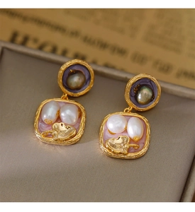 Dettagli di orecchini lunghi vintage con perle barocche e dettagli in smalto rosa