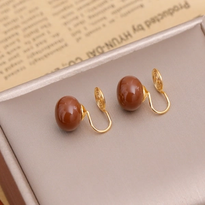 Boucles d'oreilles clips en U non percées avec perles marron sur boîte à bijoux