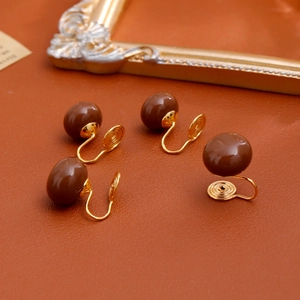 Clips d'oreilles rétro en résine marron ovale avec métal doré pour oreilles non percées