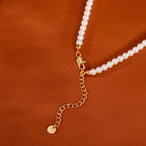 Collier en perles naturelles baroques avec fermoir mousqueton doré et chaîne réglable