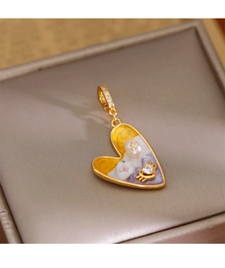 Détail macro du pendentif cœur peinture à l'huile avec perles et motifs floraux en émail