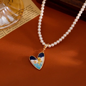 Collier Perles d'Eau Douce Cœur Émail Vintage en Cuivre Plaqué Or avec Pendentif Rose et Zirconia Bijoux de Luxe