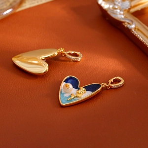 Collier pendentif cœur baroque avec perle naturelle et rose dorée sur émail bleu détaillé
