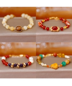 Détails de quatre bracelets artisanaux de style chinois avec perles d'agate et de jade