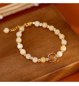 Vue détaillée du bracelet artisanal rétro de style chinois avec perles d'agate et bois