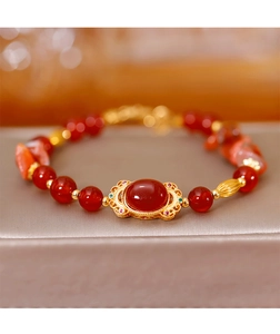 Vue macro d'un bracelet en agate rouge avec filigrane doré et grande pierre centrale