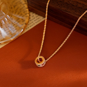 Mode Verguld Koper Kleurrijke Zirconia Hanger Ketting Voor Vrouwen Lichte Luxe Geometrische Kleine Taille Cilindrische Sieraden