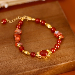 Bracelet fait main en perles d'agate rouge style chinois avec détails dorés vintage