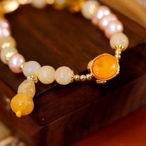 Bracelet rétro chinois avec perles roses, perle d'ambre et breloque gourde dorée