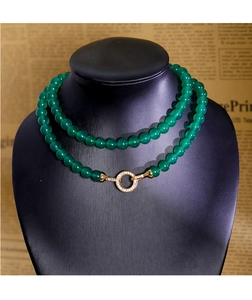 Détail du collier double couche en calcédoine verte avec fermoir anneau serti de zircons