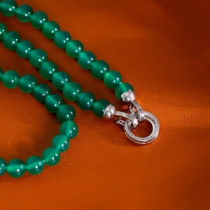 Collier en perles de calcédoine verte avec boucle en argent poli sur cuir orange vif
