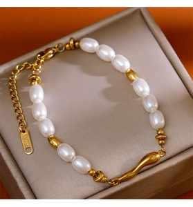 Λεπτομέρεια από επιχρυσωμένο βραχιόλι 18k από ανοξείδωτο ατσάλι με πέρλες και κυματιστό μέταλλο