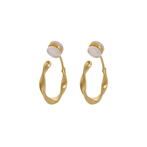 Boucles d'oreilles créoles torsadées dorées mates avec clips pour oreilles non percées
