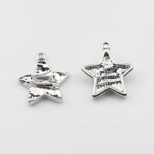 Vista de dijes de estrella plateados con circonita rectangular y textura de metal martillado