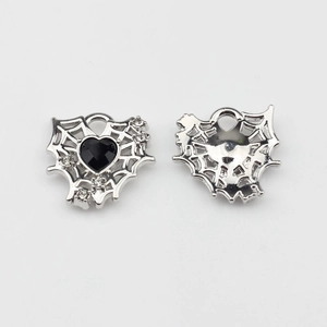 Detailed front and back view of silver alloy spider web heart pendants with black zircon