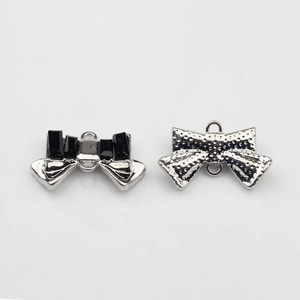 Details von silbernen Schleifen-Anhängern mit schwarzen Kristallen für DIY-Schmuck