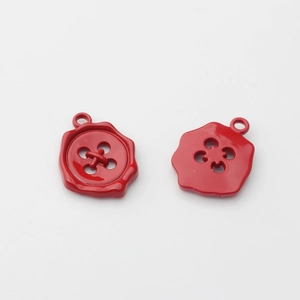 Detail van rode legering bedels in knoopvorm met glanzende afwerking voor sieraden
